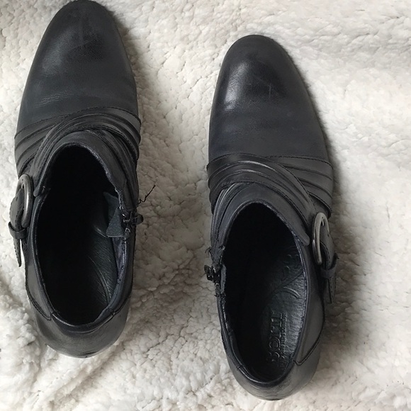 Born Ankle Boot with side zip - Size 8 - Picture 2 of 3